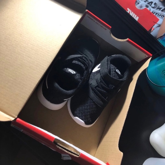 Nike shoes size 9c - Picture 2 of 4